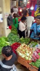 Türkler işsiz gezerken Afrikalılar kendilerine pazar kurdu. Fatih'te bir hanın alt katını kapattılar