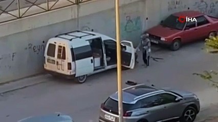 Eski eşine ait aracı sopayla hurdaya çevirdi