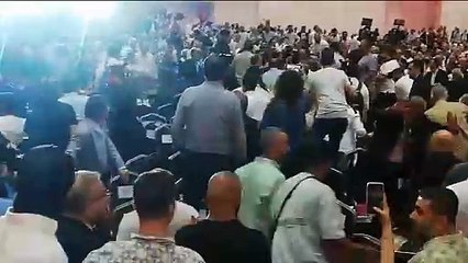 CHP İzmir İl Kongresi karıştı. Tunç Soyer korumalar eşliğinde dışarı çıkarıldı