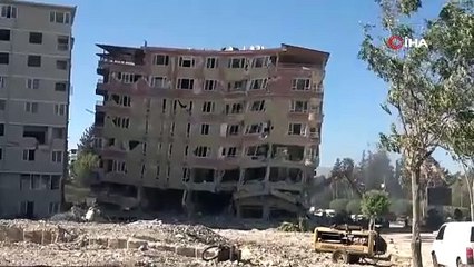 Yıkımı film seyreder gibi izlediler