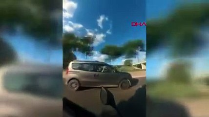 İstanbul'un göbeğinde seyir halindeyken kaskına vuran sürücüye uçan tekme attı