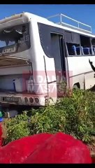 Suriyeliler tarım işçilerini taşıyan servisi benzin döküp yaktı