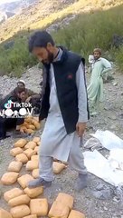 Afganların paketledikleri uyuşturucular ortaya çıktı. Sırt çantalarında Türkiye’ye getiriyorlar