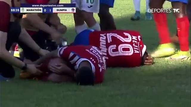 Rakip futbolcuya uçan tekme attı. Hiçbir şey yokmuş gibi devam etti