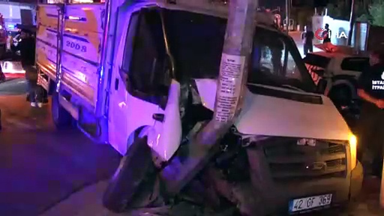 Kamyonet polis aracını biçti. Polis memuru sıkıştı