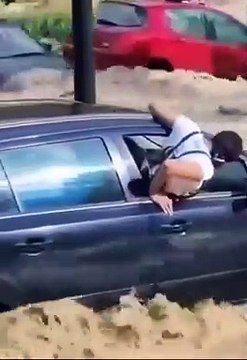 Libya'daki selde şehirden geriye bu kaldı. İnsanlar arabada yakalandı