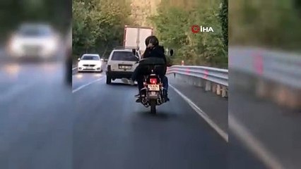 Koltukta oturur gibi motosiklet kullandı
