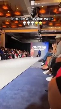 New York Moda Haftası'nda 'çöp poşetli' şaka. Güvenlikçi gelene kadar kimse anlamadı