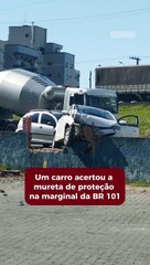 Carro acerta mureta de proteção na marginal da BR 101