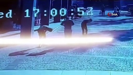 Kartal'da 13 yaşındaki çocuk tekel bayinde terör estirdi. 3 kişi sopalarla saldırdı yıkamadı