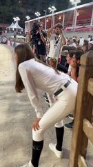 Yarışmada jokeyi ata bindikçe sanal olarak ata binen kadın jokey