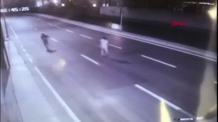 Bağcılar’da hırsızlık şüphelisi ayağından vuruldu