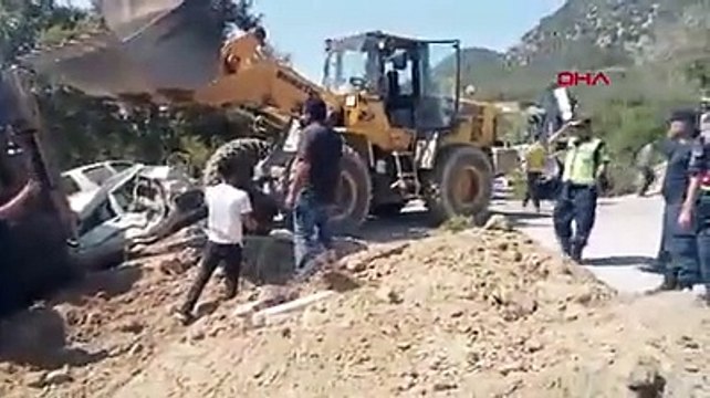 Freni patlayan kamyon cenaze namazı kılanların arasına daldı
