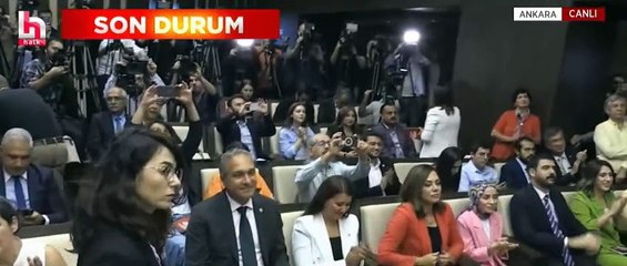 Özgür Özel adaylığı açıklarken Orhan Uğuroğlu bomba ayrıntıyı yakaladı