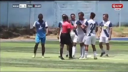 Hakemle futbolcu yumruk yumruğa kavga etti