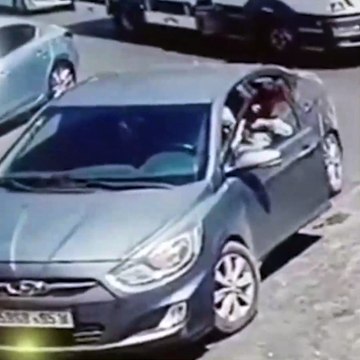 Başı arabanın camına sıkışan çocuğu tek yumrukta kurtardı