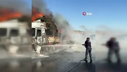 Otoyolda saman yüklü tır yandı, trafik durma noktasına geldi