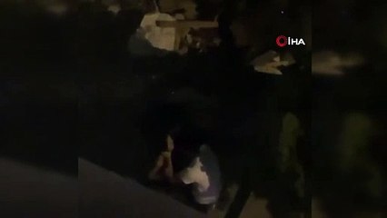 Sevgilisinin yanında kendini dövdü