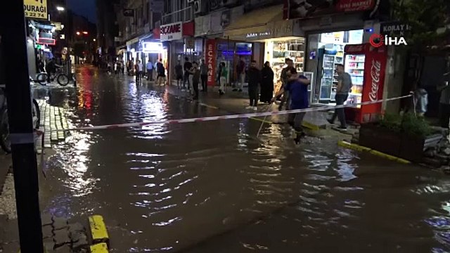 Uşak’ta yağmur sonrası yollar göle döndü
