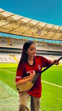 Beşiktaş Stadı'nda İzmir Marşı'nı çaldı. Kazak sanatçıdan takdir toplayan hareket