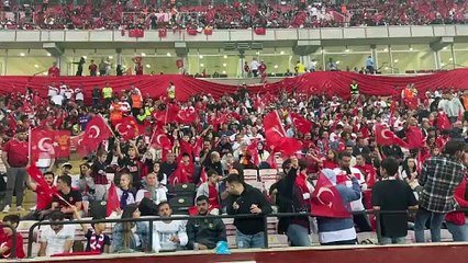 Ermenistan maçında tribünlerde tüyleri diken diken eden görüntü