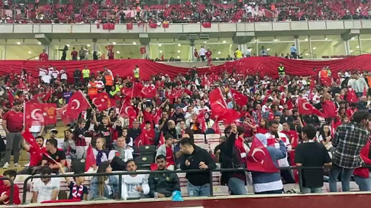 Ermenistan maçında tribünlerde tüyleri diken diken eden görüntü