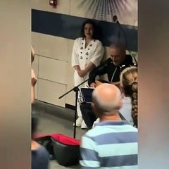 Yılmaz Erdoğan metroda konser verdi ortalık yıkıldı. Sokak sanatçısına eşlik etti