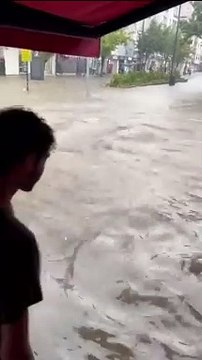 Uşak’ta şiddetli yağış sele neden oldu. Ev ve iş yerleri sular altında kaldı. Araçlar selde sürüklendi