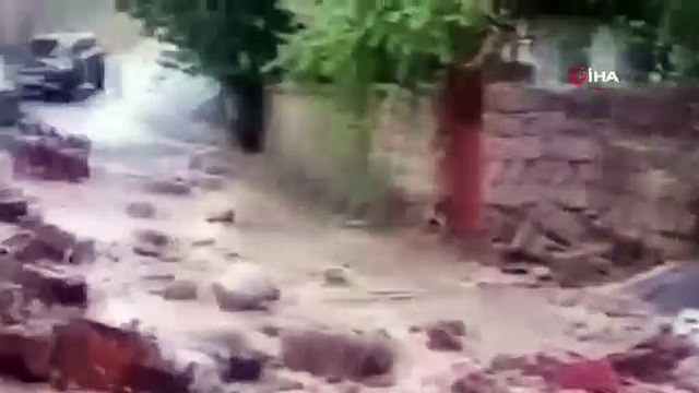 Kayseri’yi sel vurdu. Ev ve iş yerlerini su bastı. Her şey sürüklendi