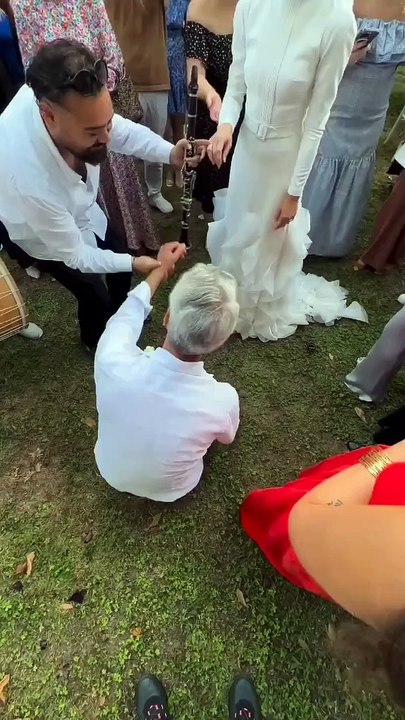 Güldür Güldür oyuncusu Uğur Bilgin evlenirken eşi İrem Uslu'ya  serenat yaptı