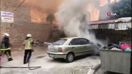 Park halindeki araç alev alev yandı