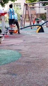 Baltalı çılgın adam oyun parkını parçaladı. Çocuklar korku dolu gözlerle izledi