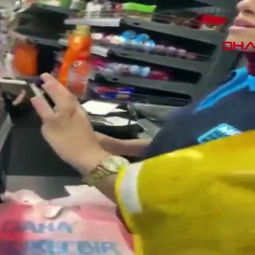 Markete giren kadın ortalığı karıştırdı. Kadın kasiyere yumruk attı