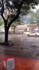 Tayfun bir kadını böyle uçurdu