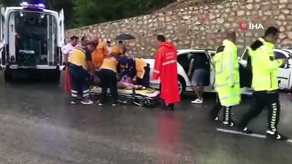 Antalya'da iki araç kafa kafaya çarpıştı: 1 ölü, 6 yaralı