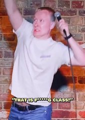 Komedyen Karl Porter ağır çekim gol sevinci yaptı.  İzleyenler kahkahaya boğuldu