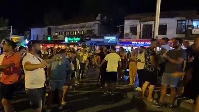 Filenin Sultanları Avrupa Şampiyonu oldu. Vatandaşlar galibiyetin tadını Erik Dalı oynayarak çıkardı.