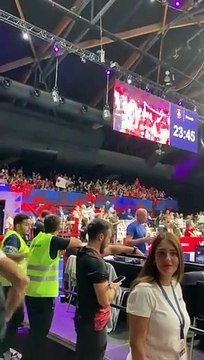 Türk taraftarlar Filenin Sultanları'nı yalnız bırakmadı. Salonda tek bir ağız destek oldular