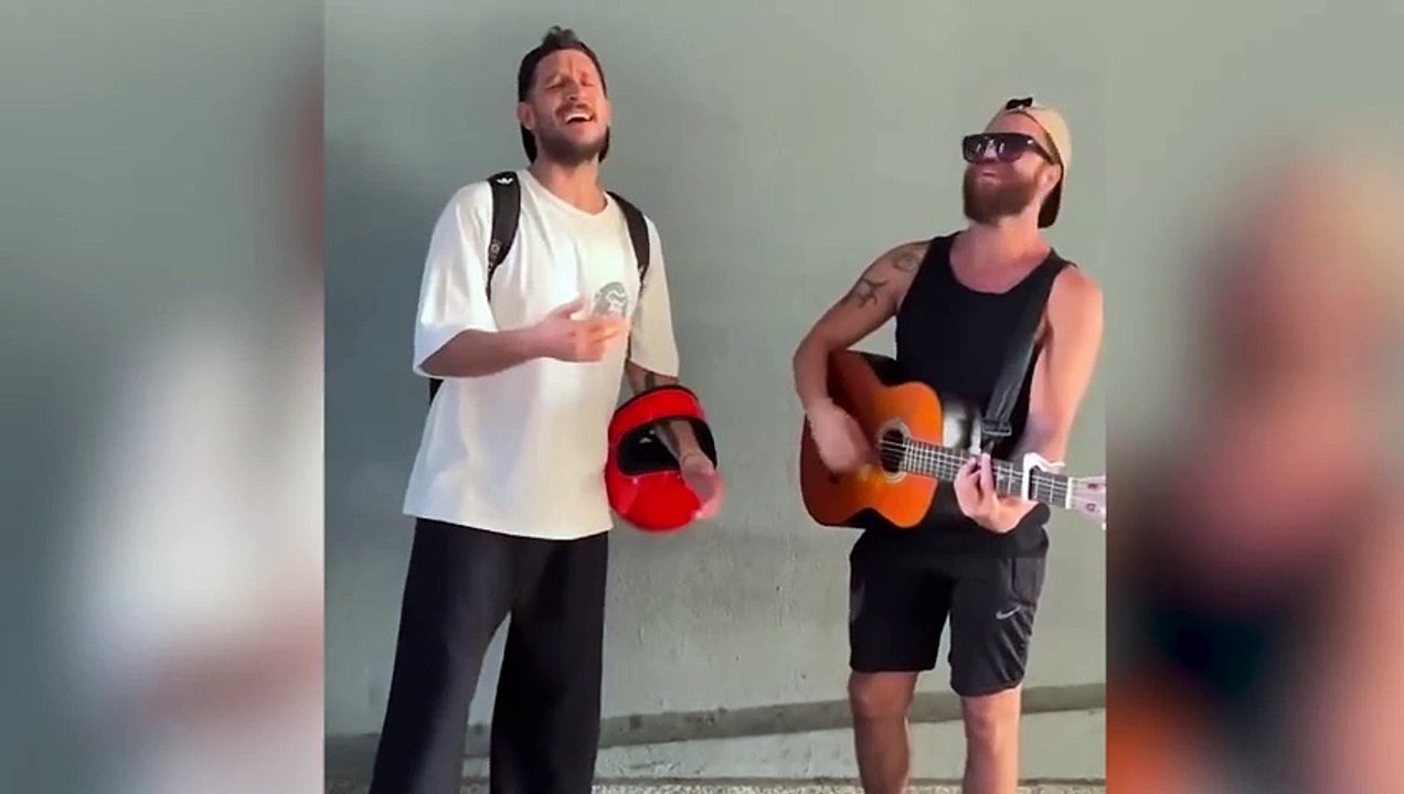 Uraz Kaygılaroğlu sokak şarkıcısıyla düet yaptı. Sosyal medya yıkıldı