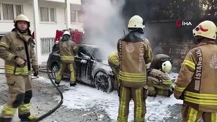 Beyoğlu’nda park halindeki otomobil alev aldı