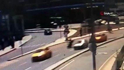 Yolu kapatıp araçlara taş attı