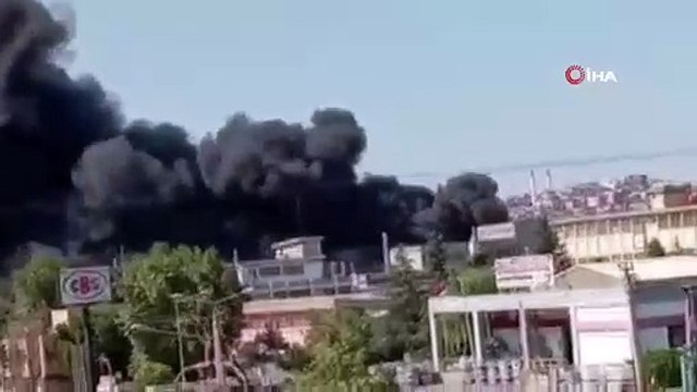 Boya fabrikası yandı. Gökyüzü kara dumanla kaplandı