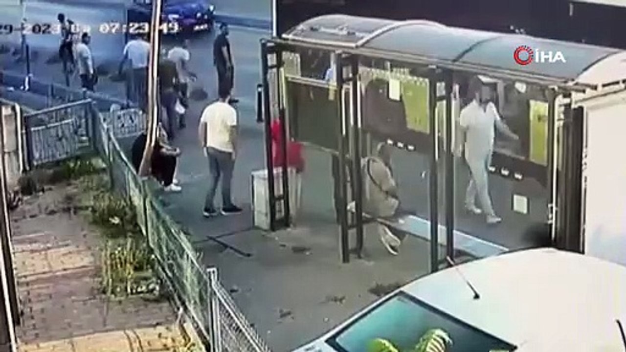 Ya göreve giden polis orada olmasaydı. Polis bıçaklı saldırganı bacağından vurdu