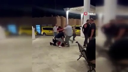 Taksiciler şoförü yere yatırıp dakikalarca tekmeledi