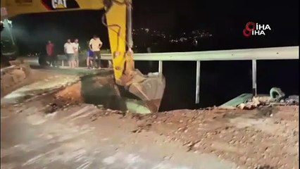 İsale hattı patladı, yol çöktü