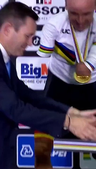 Kolları olmayan dünya şampiyonu bisikletçiye kol saati hediye ettiler. Böyle rezillik görülmedi