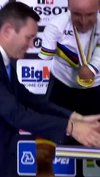 Kolları olmayan dünya şampiyonu bisikletçiye kol saati hediye ettiler. Böyle rezillik görülmedi