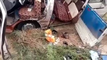 Pakistan’da minibüsle kamyon çarpıştı: 7 ölü