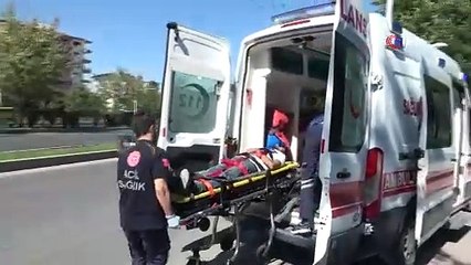 Aydınlatma direğine çarpan otomobil hurdaya döndü