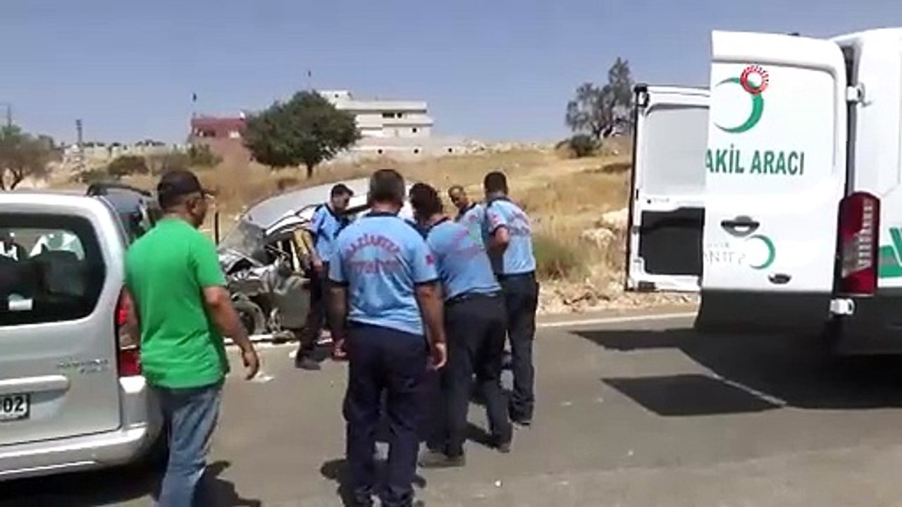 Gaziantep'te iki araç kafa kafaya çarpıştı: 1 ölü, 8 yaralı